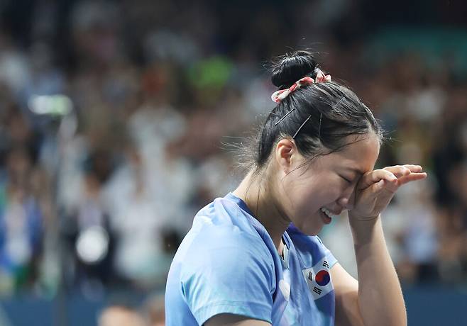 ▲ 세계랭킹 8위 신유빈은 1일(이하 한국시간) 프랑스 파리의 사우스 파리 아레나 4에서 열린 2024 파리 올림픽 탁구 여자 단식 8강전에서 일본의 히라노 미우(13위)를 4-3(11-4, 11-7, 11--5, 7-11, 8-11, 9-11, 13-11)로 이겼다. 이제 4강에서 세계랭킹 4위 중국의 천멍을 만난다. ⓒ연합뉴스