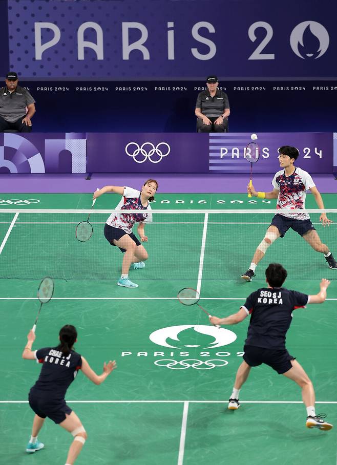 ▲ 경기 중 구토까지 할 정도로 체력소모가 심했다. 무려 1시간 17분 동안 한치의 양보도 없는 명품 대결이 펼쳐졌다. 대표팀 한솥밥을 먹고 있고, 국제대회에서도 5번이나 만나봤던 사이라 너무 잘 알고 있어 치열한 싸움이 전개됐다. 최종 승자는 김원호, 정나은. 2일(이하 한국시간) 프랑스 파리 포르트 드 라샤펠 아레나에서 열린 2024 파리 올림픽 배드민턴 혼합복식 준결승에서 서승재, 채유정을 게임스코어 2-1(21-16, 20-22, 23-21)로 이겼다. 결승 진출이다. 2008년 대회 이용대, 이효정 이후 처음으로 배드민턴 혼합복식에서 올림픽 금메달을 노린다. 서승재, 채유정은 동메달 결정전으로 향한다. 배드민턴 혼합복식 세계랭킹 2위로 금메달 유력후보라는 얘기를 들었지만, 준결승에서 뜻하지 않게 패배했다 ⓒ 연합뉴스