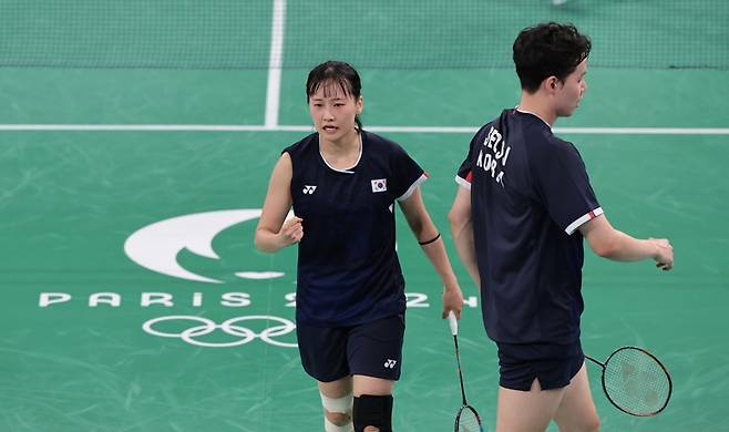 ▲ 경기 중 구토까지 할 정도로 체력소모가 심했다. 무려 1시간 17분 동안 한치의 양보도 없는 명품 대결이 펼쳐졌다. 대표팀 한솥밥을 먹고 있고, 국제대회에서도 5번이나 만나봤던 사이라 너무 잘 알고 있어 치열한 싸움이 전개됐다. 최종 승자는 김원호, 정나은. 2일(이하 한국시간) 프랑스 파리 포르트 드 라샤펠 아레나에서 열린 2024 파리 올림픽 배드민턴 혼합복식 준결승에서 서승재, 채유정을 게임스코어 2-1(21-16, 20-22, 23-21)로 이겼다. 결승 진출이다. 2008년 대회 이용대, 이효정 이후 처음으로 배드민턴 혼합복식에서 올림픽 금메달을 노린다. 서승재, 채유정은 동메달 결정전으로 향한다. 배드민턴 혼합복식 세계랭킹 2위로 금메달 유력후보라는 얘기를 들었지만, 준결승에서 뜻하지 않게 패배했다 ⓒ 연합뉴스