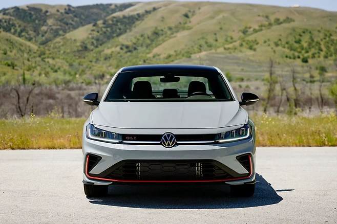 폭스바겐 제타 GLI 정면 디자인