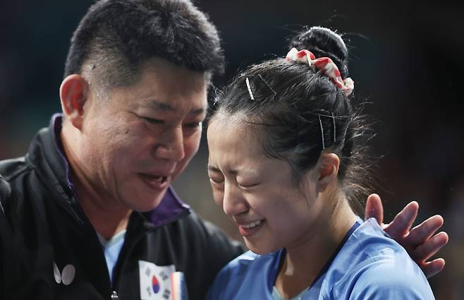 유승민 대한탁구협회장이 1일(현지시간) 열린 2024 파리 올림픽 탁구 여자 단식 8강전을 찾아 신유빈이 일본의 히라노 미우를 꺾고 준결승에 진출하는 모습을 본 뒤 신유빈 칭찬을 아끼지 않았다. 사진 연합뉴스