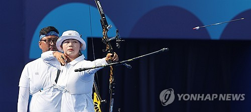 양궁 혼성 단체 대표팀 김우진(청주시청)과 임시현(한국체대)이 2024 파리 올림픽 8강에 올랐다. 김우진과 임시현은 2일(한국시간) 프랑스 파리에 위치한 앵발리드에서 열린 2024 파리 올림픽 양궁 혼성 단체전 16강전에서 대만의 레이젠잉, 타이위취안을 상대로 슛오프(SO) 끝에 5-4(37-35 39-37 36-38 38-40 20-19)로 승리했다. 연합뉴스