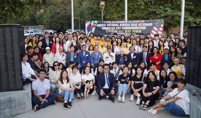 미 오렌지카운티서 '제1회 한국전쟁 정전기념일' 개최 미국 한국전쟁 참전용사기념비위원회는 지난 27일 캘리포니아 오렌티카운티 플러턴 소재 참전용사기념비 앞에서 '제1회 한국전쟁 정전기념일' 행사를 개최했다. [한국전쟁 참전용사기념비위원회 제공]