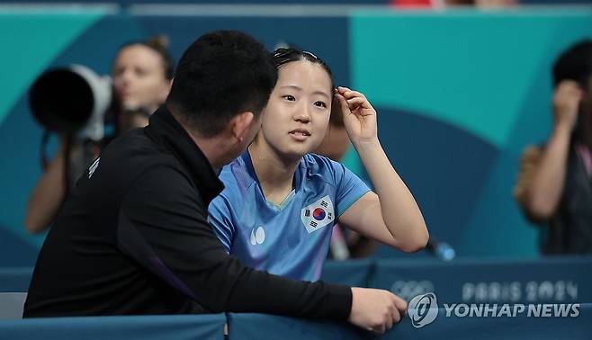 결승 진출 실패한 신유빈 (파리=연합뉴스) 김인철 기자 = 2일(현지시간) 프랑스 파리 사우스 파리 아레나에서 열린 2024 파리올림픽 탁구 여자 단식 4강전에서 한국 신유빈이 중국 천멍에게 패배한 뒤 아쉬워하며 오광헌 감독과 대화하고 있다. 2024.8.2 yatoya@yna.co.kr