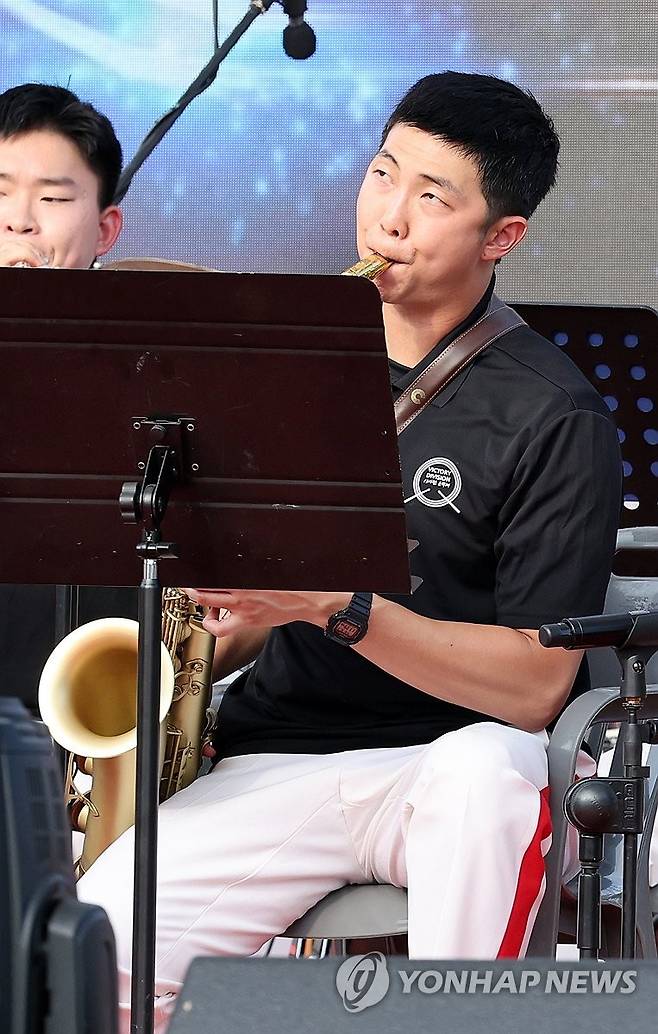 화천토마토축제장서 모습 드러낸 방탄소년단 RM (화천=연합뉴스) 이상학 기자 = 2일 오후 군 복무중인 방탄소년단(BTS) RM(김남준)이 강원 화천군 사내면 사창리에서 열린 '2024 토마토축제'의 육군 15사단 군악대 공연에 참석해 리허설을 준비하고 있다. 2024.08.02 hak@yna.co.kr