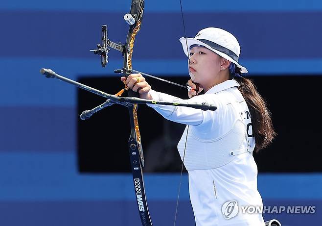 임시현 '결승전 향해 정조준' (파리=연합뉴스) 임화영 기자 = 2일(현지시간) 프랑스 파리 레쟁발리드에서 열린 2024 파리올림픽 양궁 혼성 단체전 인도와의 준결승에서 한국 임시현이 과녁을 조준하고 있다. 2024.8.2 hwayoung7@yna.co.kr