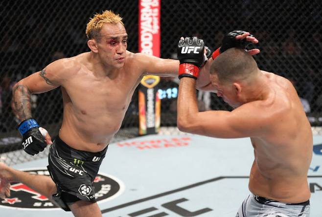 네이트 디아즈와 대결하는 토니 퍼거슨(왼쪽). 사진=UFC