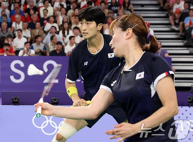 대한민국 배드민턴 대표팀 김원호, 정나은이 2일(한국시간) 프랑스 파리 라 샤펠 아레나에서 열린 배드민턴 혼합복식 금메달 결정전 중국 젱시웨이, 황야총 조와의 경기에서 치열한 승부를 펼치고 있다. 2024.8.2/뉴스1 ⓒ News1 이동해 기자