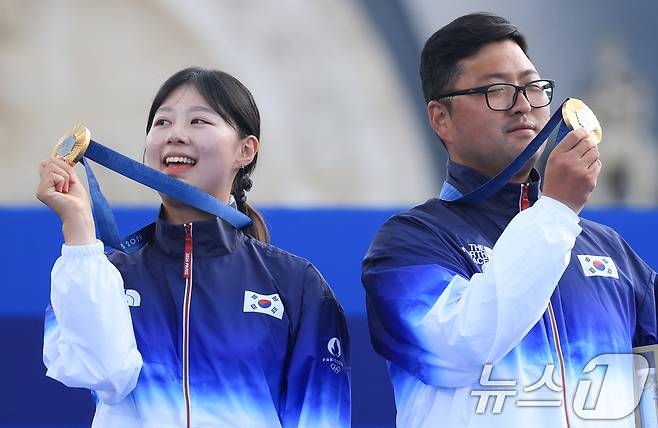 대한민국 양궁 대표팀 김우진, 임시현 선수가 3일(한국시간) 프랑스 파리 앵발리드에서 진행된 파리올림픽 양궁 혼성 단체 시상식에서 수여 받은 금메달을 들어보이고 있다. 2024.8.3/뉴스1 ⓒ News1 박정호 기자