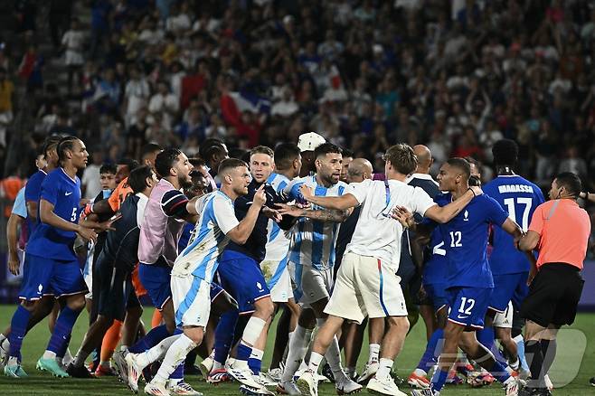 프랑스와 아르헨티나 선수들이 3일 오전(한국시간) 열린 2024 파리 올림픽 남자 축구 8강전이 종료된 후 충돌했다. ⓒ AFP=뉴스1