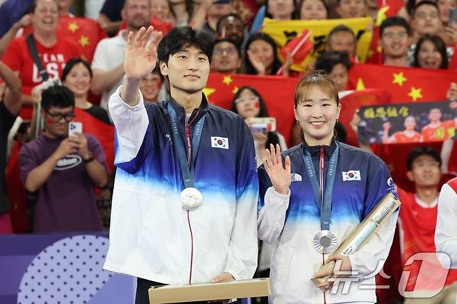 대한민국 배드민턴 대표팀 김원호, 정나은이 2일(한국시간) 프랑스 파리 라 샤펠 아레나에서 열린 배드민턴 혼합복식 시상식에서 은메달을 목에 걸고 기뻐하고 있다. 2024.8.2/뉴스1 ⓒ News1 이동해 기자