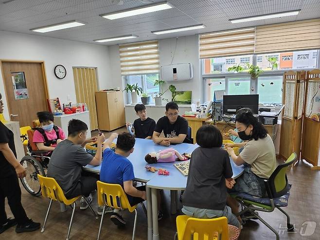 순천선혜학교(교장 이인)- 지난달 22일부터 8월 9일까지 초등 보육교실과 중등 여름계절학교를 운영하고 있다. 총 84명의 초·중·고등과정 학생을 대상으로 매일 10시부터 15시까지 놀이, 미술, 음악, 체육 활동 등 장애학생들의 돌봄 및 방과후교육을 실시하고 있다.(전남교육청 제공)/뉴스1