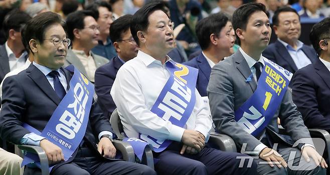 이재명(왼쪽부터), 김두관, 김지수 더불어민주당 당대표 후보들이 3일 전북자치도 익산시 원광대학교 문화체육관에서 열린 더불어민주당 전북특별자치도당 전국당원대회 전북지역 합동연설회에서 정견 발표를 위해 차례를 기다리고 있다. 2024.8.3/뉴스1 ⓒ News1 유경석 기자