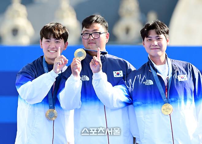 남자 양궁 대표팀의 김제덕(왼쪽부터), 김우진, 이우석이 30일(한국시간) 프랑스 파리 앵발리드에서 열린 2024 파리올림픽 양궁 남자 리커브 단체 결승전에서 프랑스를 꺾고 금메달을 딴 뒤 세리머니를 하고 있다. 2024. 7. 30.  파리 | 박진업 기자 upandup@sportsseoul.com