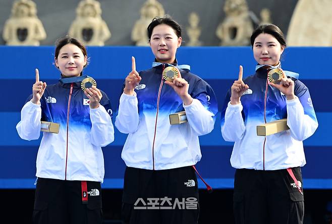 여자 양궁 대표팀의 전훈영(왼쪽부터), 임시현, 남수현이 28일(한국시간) 프랑스 파리 앵발리드에서 열린 2024 파리올림픽 양궁 여자 리커브 단체 결승에서 중국을 꺾고 10회 연속 금메달의 대기록을 달성한 뒤 손가락과 메달로 숫자 10을 만들어 보이고 있다. 2024. 7. 28.  파리 | 박진업 기자 upandup@sportsseoul.com