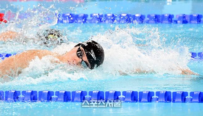 수영 대표팀의 황선우가 30일(한국 시간) 프랑스 파리 라 데팡스 아레나에서 열린 2024 파리올림픽 수영 자유형 100m 예선에서 영역을 하고 있다. 황선우는 전체 16위로 준결선에 진출했다. 2024. 7. 30.  파리 | 박진업 기자 upandup@sportsseoul.com