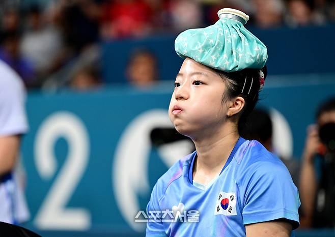 탁구 국가대표 신유빈이 2일(한국 시간) 프랑스 파리 사우스 파리 아레나4에서 열린 2024 파리올림픽 탁구 여자 단식 중국 첸멍과의 준결승전에서 3세트를 마친 뒤 머리에 얼음주머니를 올리고 생각에 잠겨 있다. 신유빈은 중국 첸멍에게 게임 스코어 0-4(7-11, 6-11, 7-11, 7-11)로 패했다. 2024.08.02 파리 | 박진업 기자 upandup@sportsseoul.com