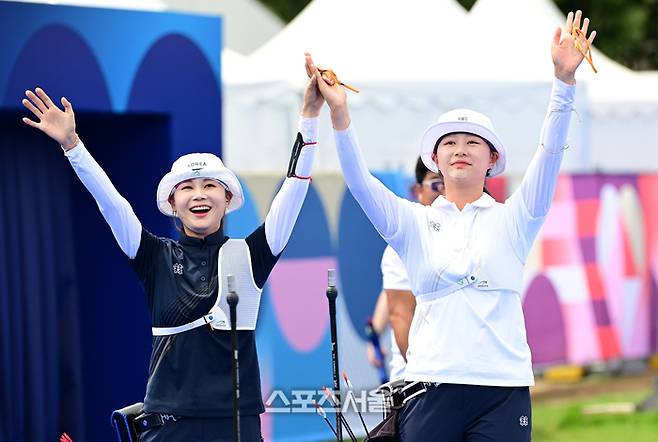 양궁 국가대표 임시현(오른쪽)이 3일(한국 시간) 프랑스 파리 앵발리드에서 열린 파리올림픽 양궁 여자 개인전 4강전에서 팀 동료 전훈영을 꺾고 결승에 진출한 뒤 함께 손을 잡고 관중석을 향해 인사를 하고 있다. 임시현은 6-4로 전훈영에 역전승을 거둬 결승전에 올랐다. 2024. 8. 3.  파리 | 박진업 기자 upandup@sportsseoul.com