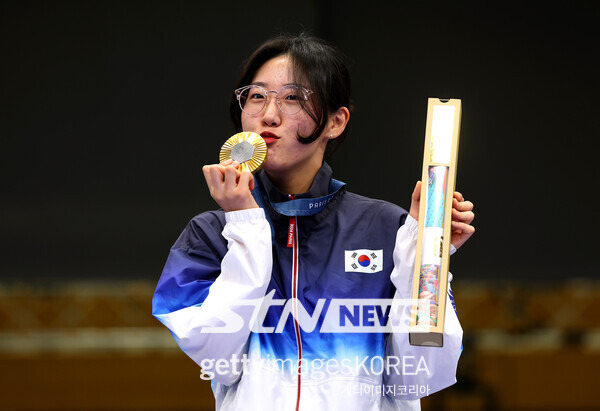 3일 오후(이하 한국시각) 프랑스 파리 샤토루 슈팅센터에서 열린 '2024 파리 올림픽' 사격 25m 권총 여자 결선에 출전해 연장전 끝에 금메달을 차지한 양지인이 시상대 위에서 금메달을 수상한 뒤 입맞춤을 하고 있다. 사진┃게티이미지코리아