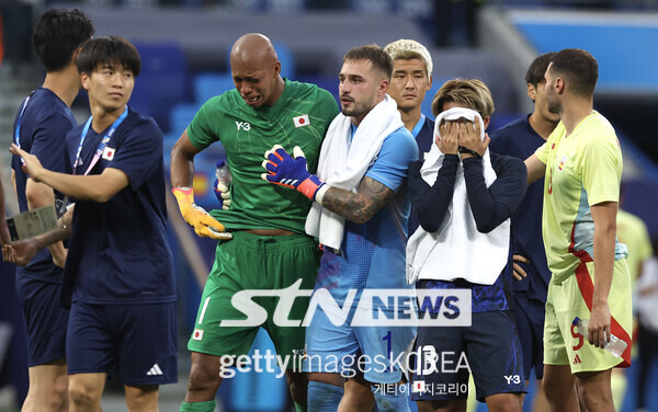 3일 오전(이하 한국시각) 프랑스 리옹의 스타드 드 리옹에서 열린 '2024 파리 올림픽' 남자축구 8강전에서 스페인에 0-3으로 패한 후 눈물을 흘리고 있는 일본 축구선수들. 사진┃게티이미지코리아