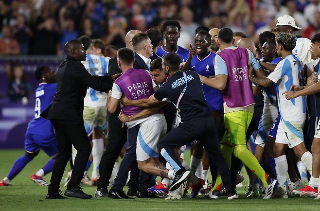 Paris 2024 Olympics - Football - Men's Quarter-final - France vs Argentina - Bordeaux Stadium, Bordeaux, France - August 02, 2024. Castello Lukeba of France clashes with Argentina players after the match. REUTERS/Stephane Mahe<저작권자(c) 연합뉴스, 무단 전재-재배포, AI 학습 및 활용 금지>