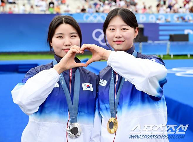 양궁 국가대표 임시현(오른쪽)이 3일(한국 시간) 프랑스 파리 앵발리드에서 열린 파리올림픽 양궁 여자 개인전에서 금메달을 따며 3관왕에 오른 뒤 은메달을 함께 딴 남수현과 함께 취재진을 향해 포즈를 취하고 있다. 파리(프랑스)=정재근 기자 cjg@sportschosun.com/2024.8.3/