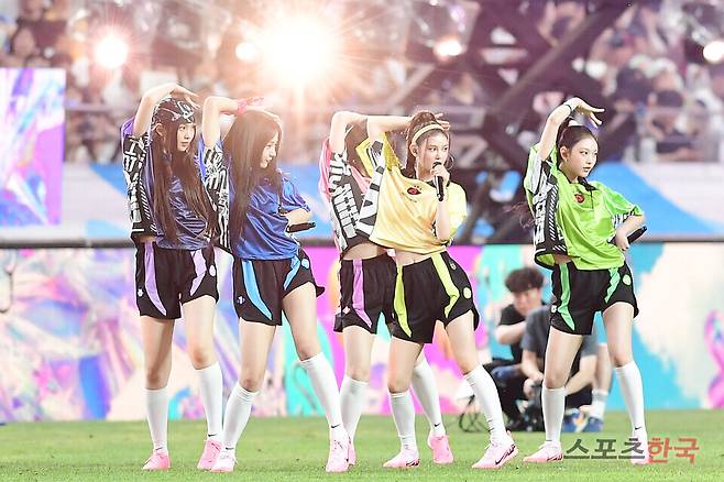 토트넘 홋스퍼 대 FC 바이에른 뮌헨의 '2024 쿠팡플레이시리즈' 2차전에서 그룹 뉴진스가 하프타임 축하 공연을 선보이고 있다. ⓒ이혜영 기자 lhy@hankooki.com