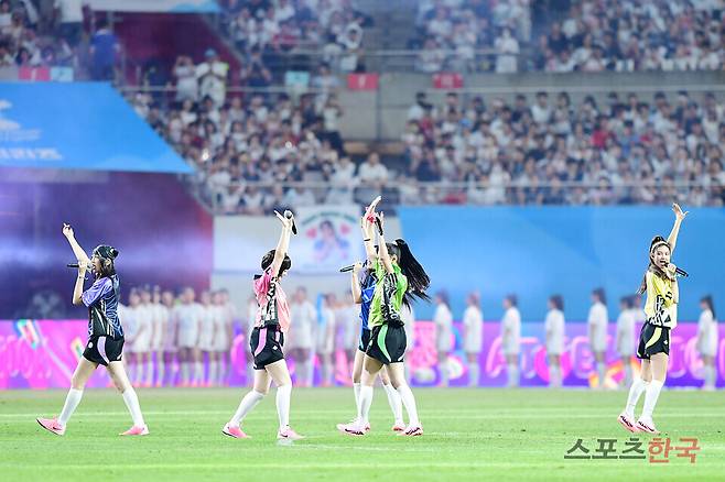 토트넘 홋스퍼 대 FC 바이에른 뮌헨의 '2024 쿠팡플레이시리즈' 2차전에서 그룹 뉴진스가 하프타임 축하 공연을 선보이고 있다. ⓒ이혜영 기자 lhy@hankooki.com
