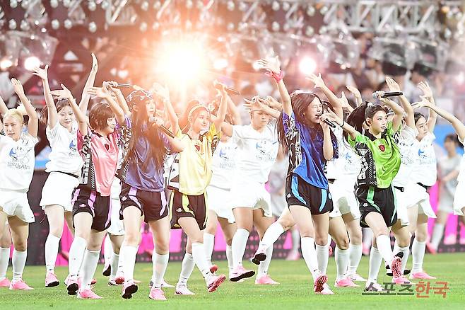 토트넘 홋스퍼 대 FC 바이에른 뮌헨의 '2024 쿠팡플레이시리즈' 2차전에서 그룹 뉴진스가 하프타임 축하 공연을 선보이고 있다. ⓒ이혜영 기자 lhy@hankooki.com