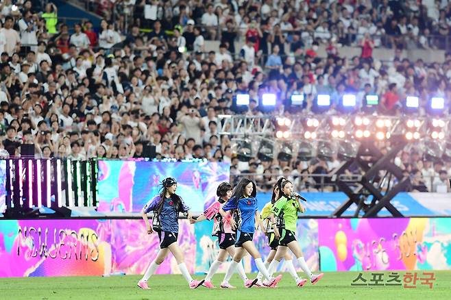 토트넘 홋스퍼 대 FC 바이에른 뮌헨의 '2024 쿠팡플레이시리즈' 2차전에서 그룹 뉴진스가 하프타임 축하 공연을 선보이고 있다. ⓒ이혜영 기자 lhy@hankooki.com