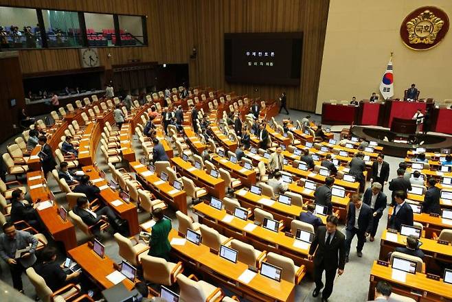 2일 오후 열린 국회 본회의에서 '노란봉투법'(노동조합·노동관계조정법) 필리버스터(무제한 토론을 통한 합법적 의사진행 방해)가 시작되자, 야당 의원들이 퇴장하고 있다. [이미지출처=연합뉴스]