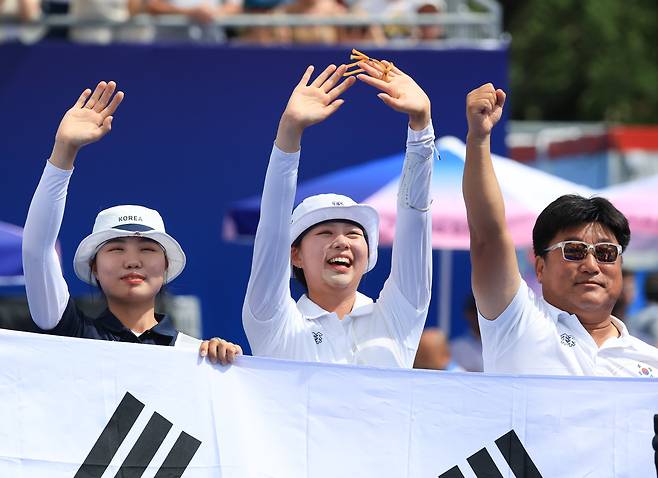 대한민국 양궁 대표팀 임시현 선수가 3일 오후(한국시각) 프랑스 파리 앵발리드에서 진행된 양궁 여자 개인 금메달 결정전 대한민국 남수현과의 경기에서 금메달을 확정 지은 후 기뻐하고 있다. /뉴스1