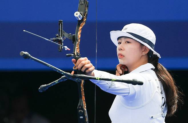 대한민국 양궁 대표팀 임시현 선수가 3일 오후(한국시각) 프랑스 파리 앵발리드에서 진행된 양궁 여자 개인 금메달 결정전 대한민국 남수현과의 경기에서 활시위를 당기고 있다. /뉴스1