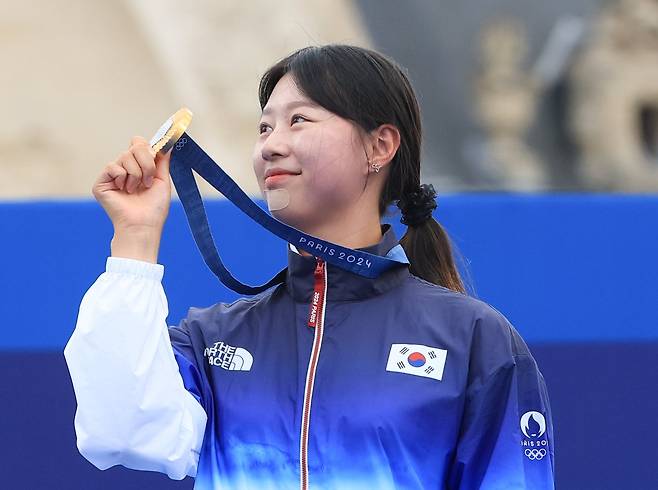 대한민국 양궁 대표팀 임시현 선수가 3일 오후(한국시각) 프랑스 파리 앵발리드에서 진행된 양궁 여자 개인 시상식에서 수여 받은 금메달을 들어보이고 있다. /뉴스1