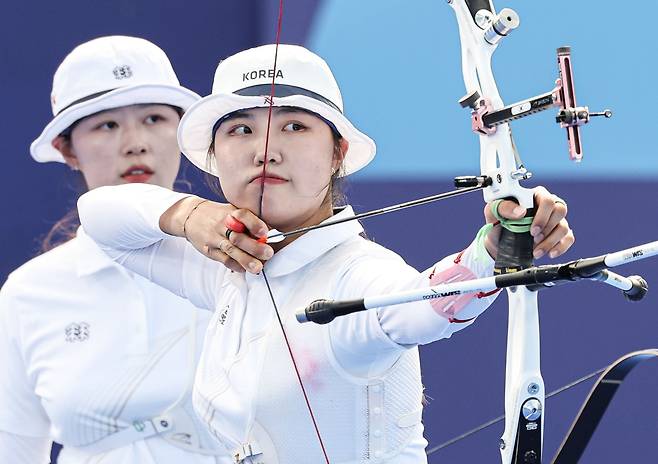 2024 파리 올림픽 개인전 결승에서 맞붙는 남수현(앞)과 임시현. /뉴스1