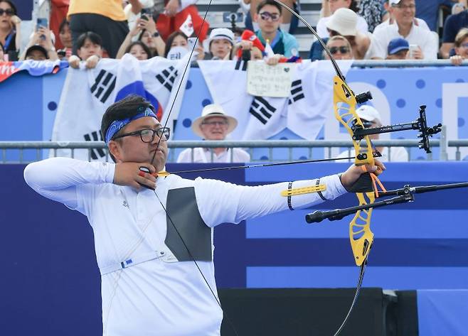 대한민국 양궁 대표팀 김우진 선수가 2일 오후(한국시간) 프랑스 파리 앵발리드에서 진행된 파리올림픽 양궁 혼성 단체 금메달 결정전 독일의 미셸 크로펜, 플로리안 칼룬드 조와의 경기에서 활시위를 당기고 있다. 2024.8.2/뉴스1 ⓒ News1 박정호 기자 /사진=뉴스1