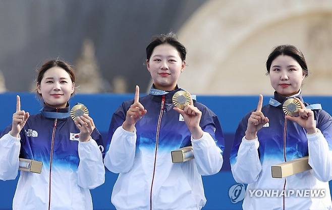 올림픽 10연패를 달성한 한국 여자양궁 대표팀의 남수현(오른쪽부터), 임시현, 전훈영이 28일(현지시간) 프랑스 파리 레쟁발리드 양궁 경기장에서 열린 2024 파리올림픽 양궁 여자단체전 시상식에서 손가락과 금메달로 숫자 10을 만들며 기념 촬영을 하고 있다. / 사진 = 연합뉴스