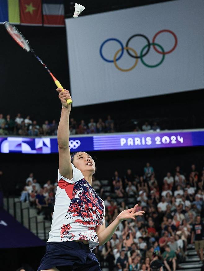 (파리(프랑스)=뉴스1) 박정호 기자 = 대한민국 배드민턴 대표팀 안세영 선수가 28일 오후(한국시간) 프랑스 파리 라 샤펠 아레나에서 열린 2024 파리올림픽 배드민턴 여자 단식 조별예선에서 불가리아의 칼로야나 날반토바 선수와 맞대결을 펼치고 있다. 2024.7.28/뉴스1 /사진=뉴스1화상