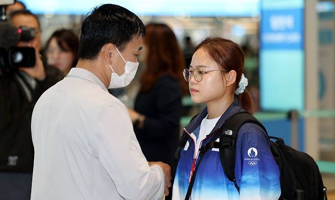 (인천공항=뉴스1) 장수영 기자 = 2024 파리 올림픽에 출전하는 대한민국 체조 간판 여서정이 17일 오전 인천국제공항 제2터미널을 통해 프랑스 파리로 출국하기 앞서 아버지 여홍철과 대화를 나누고 있다. 2024.7.17/뉴스1 /사진=뉴스1화상