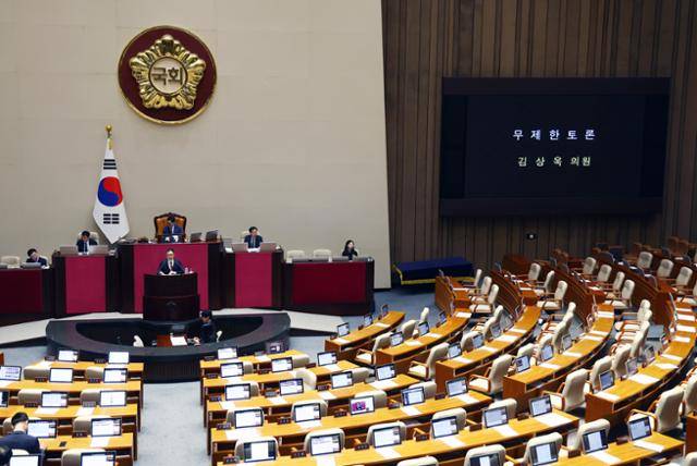 박상욱 국민의힘 의원이 2일 오전 서울 여의도 국회 본회의장에서 2024년 민생회복지원금 지급을 위한 특별조치법안(대안)에 반대하는 무제한토론(필리버스터)을 하고 있다. 뉴스1