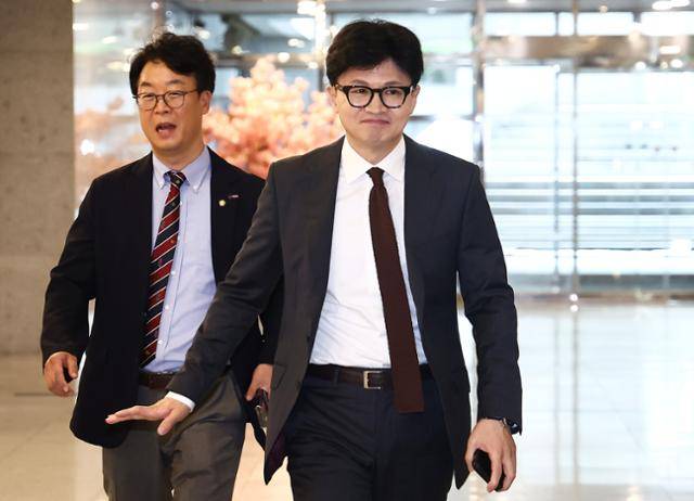 한동훈(오른쪽) 국민의힘 대표가 2일 서울 여의도의 한 식당에서 황우여 전 비상대책위원장을 비롯한 비대위원, 대변인단 등과 오찬을 하기 위해 들어서고 있다. 뉴스1
