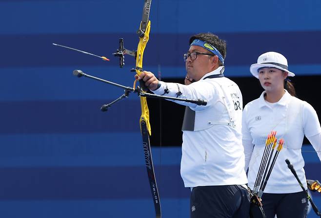 <yonhap photo-7750=""> 김우진 '결승전 향해 정조준' (파리=연합뉴스) 임화영 기자 = 2일(현지시간) 프랑스 파리 레쟁발리드에서 열린 2024 파리올림픽 양궁 혼성 단체전 인도와의 준결승에서 김우진이 과녁을 조준하고 있다. 오른쪽은 임시현. 2024.8.2 hwayoung7@yna.co.kr/2024-08-02 22:37:58/ <저작권자 ⓒ 1980-2024 ㈜연합뉴스. 무단 전재 재배포 금지, AI 학습 및 활용 금지></yonhap>