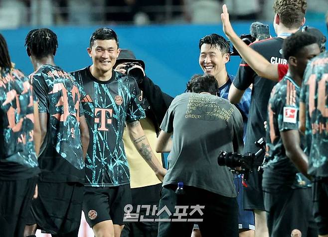 잉글랜드 프리미어리그(EPL) 토트넘 홋스퍼와 독일 분데스리가 바이에른 뮌헨의 2024쿠팡플레이시리즈 2차전이 3일 오후 서울 마포구 서울월드컵경기장에서 열렸다. 경기 후 김민재와 손흥민이 손을 잡고 환하게 웃고 있다. 상암=김민규 기자 mgkim1@edaily.co.kr /2024.08.03/