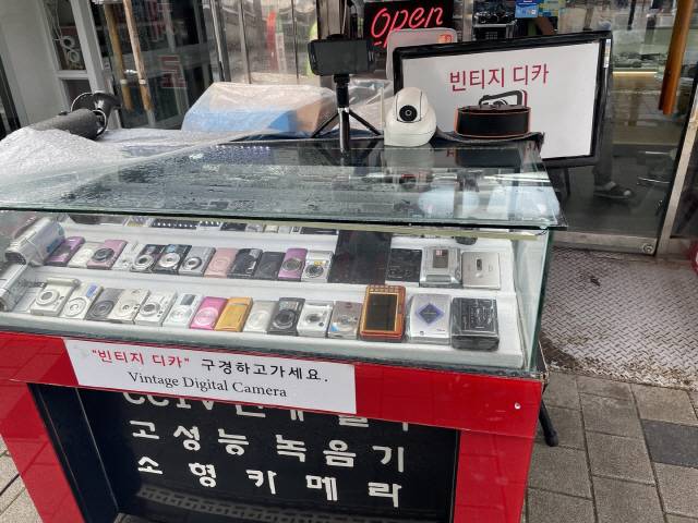 ▲ 지난 27일 오후 세운상가 인근 중고 카메라 매장에 빈티지 디지털 카메라가 진열돼 있다. 신정은