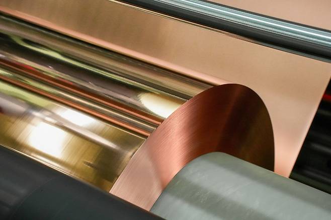 롯데에너지머티리얼즈 하이엔드 동박 I2S 제품(초극박고강도고연신). 롯데에너지머티리얼즈 제공