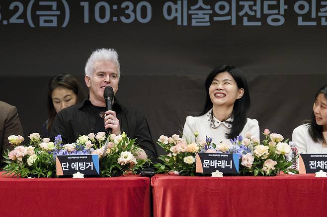 Conductor Dan Ettinger (left) and violinist Moon Barennie participate in a press conference at the Seoul Arts Center on Friday. (Seoul Arts Center)