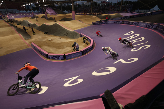 Laura Smulders of Netherlands and Axelle Etienne of France in action during heat 2 of the women's BMX racing competition at the 2024 Paris Olympics in Montigny-le-Bretonneux, France on Friday.  [REUTERS/YONHAP]