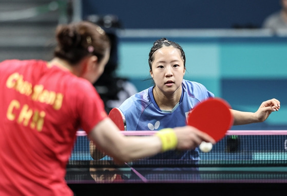 Korean table tennis player Shin Yu-bin, right, competes in the women's singles semifinals against China’s Chen Meng at the Paris Olympics at South Paris Arena 4 in Paris on Friday. [NEWS1]