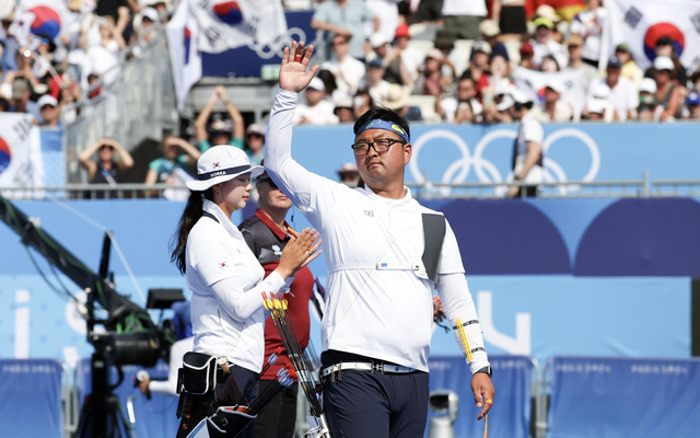 김우진(오른쪽)과 임시현이 2일(현지시간) 프랑스 파리 앵발리드 양궁 경기장에서 열린 2024 파리올림픽 양궁 혼성 단체전 결승 경기에 나서며 손을 흔들고 있다. 파리=윤웅 기자