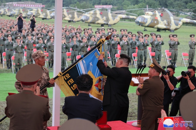 김정은 북한 국무위원장이 지난 2일 침수지역 주민 구출에 투입됐던 헬기 부대를 축하 방문해 훈장을 수여하고 격려 연설을 했다고 조선중앙통신이 3일 보도했다. 조선중앙통신, 연합뉴스